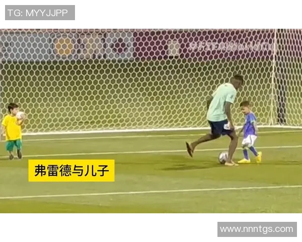 两个小孩踢足球选球星的趣味故事与成长启示