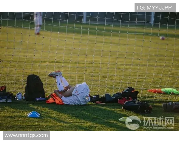 健身房训练的足球球星如何塑造强健体魄与竞技状态 健身房训练的足球球星如何塑造强健体魄与竞技状态