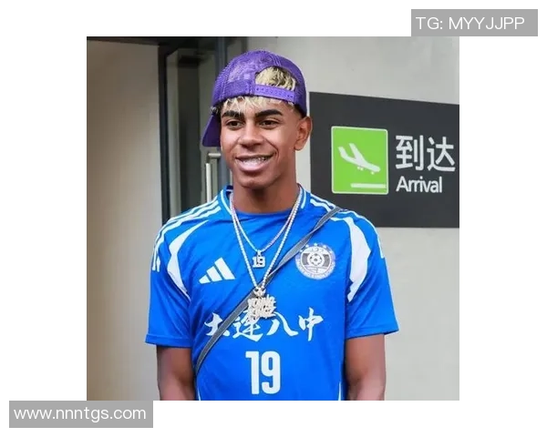 足球巨星亲穿球衣展示个人风采 揭秘他们背后的意义与故事 足球巨星亲穿球衣展示个人风采 揭秘他们背后的意义与故事